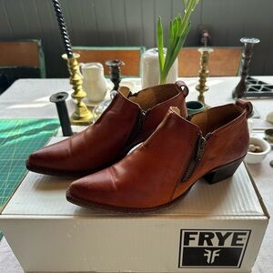 FRYE Sacha Moto Cognac 7.5 M Brown Leather Zip